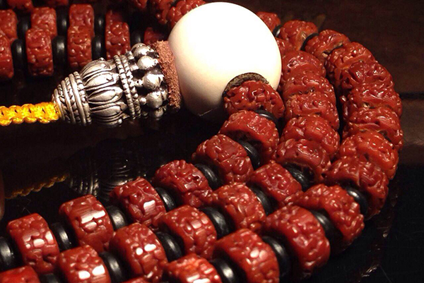 小金刚菩提纹路里有白色东西,纹路深和纹路浅的小金刚