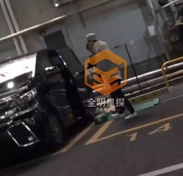 厉害了！鹿晗与神秘地陪同游东京3小时，还惹出了大动静！