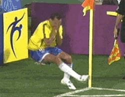 足球场上打一耳光然后假摔,足球场上被打一巴掌跳起来假摔