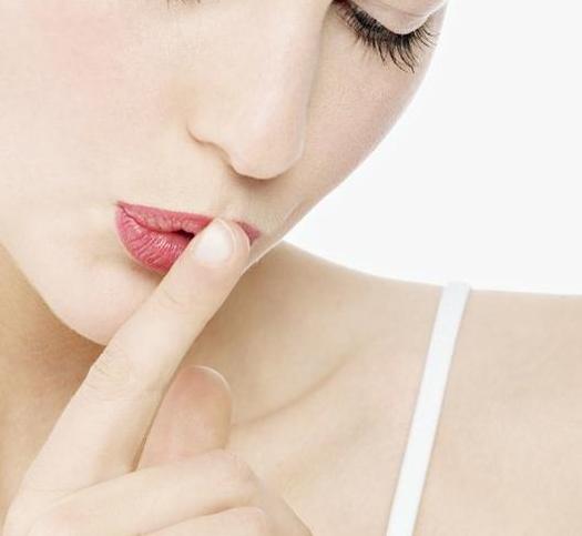 春天嘴唇肿胀，最好别乱涂润唇膏，我来教教你怎么护唇