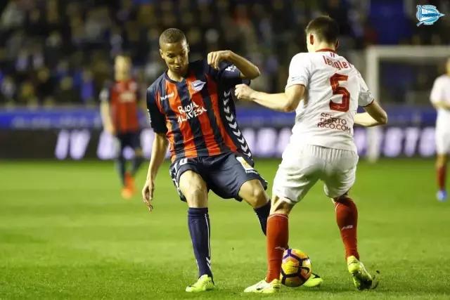 伊比利亚轶事丨足球赛场惊现篮球球衣，是友谊的象征还是？