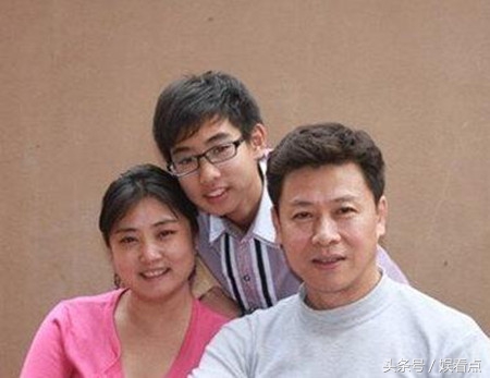 第一代岩男郎凭一剧爆红，出道30年零绯闻，和美妻恩爱25年