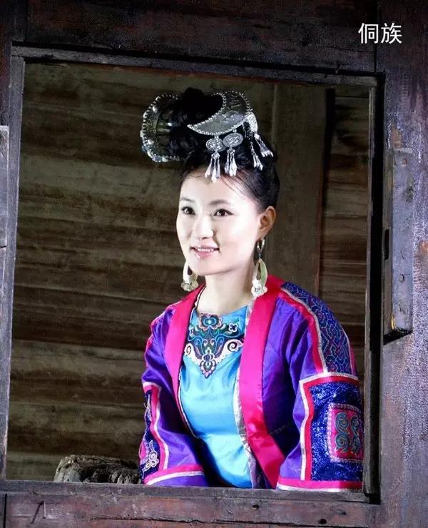 56个民族服饰的视频,56个民族男士服饰