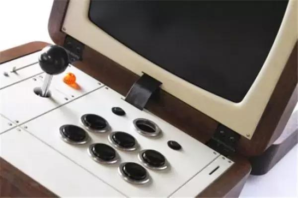 小朋友把手放下去捡玩具,小朋友把手放玩具