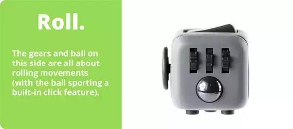 小朋友把手放下去捡玩具,小朋友把手放玩具