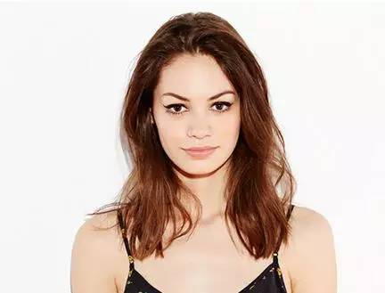 不卸妆的后果就是皮肤容易长痘,不卸妆的伤害