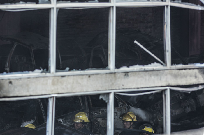 浓烟冲天一工厂发生火灾,五菱汽车车间起火