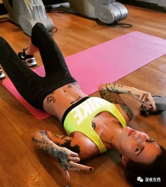 深夜东西｜在男女神之间切换自如的酷女孩，把多少姑娘都掰弯了……