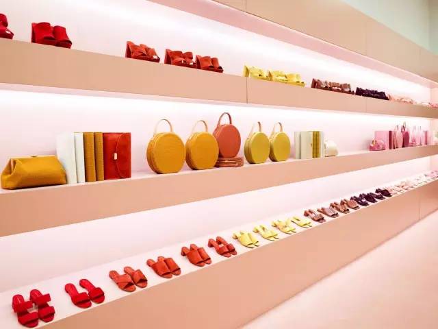 又便宜又大空间实用的双肩包,几百左右好看的大牌双肩包