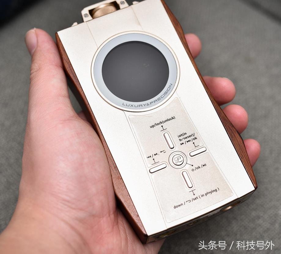 2.4寸屏+64GB+花梨木外壳，比iPhone7还逼格