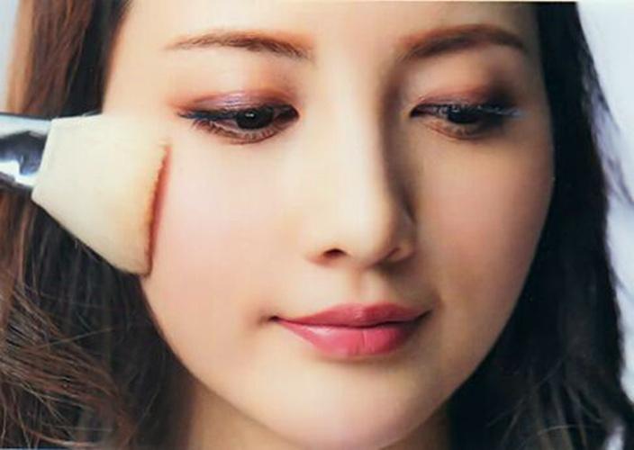 粉饼和散粉有什么区别,粉饼和散粉的区别哪个更好用