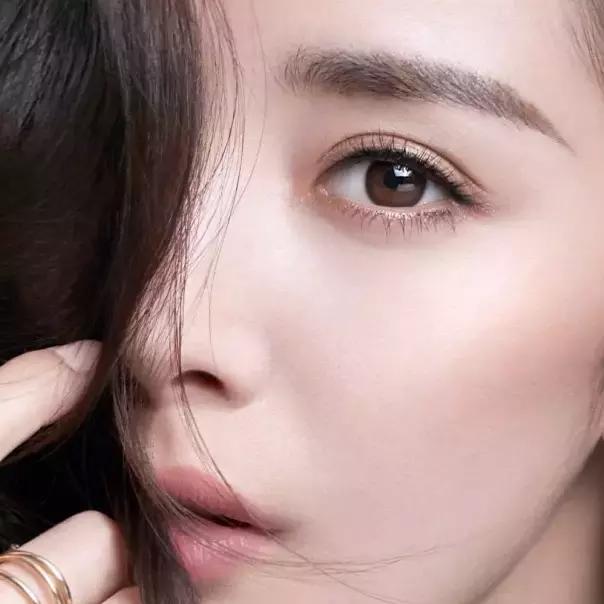 怎么样贴假睫毛才是正确的,贴假睫毛原来如此简单