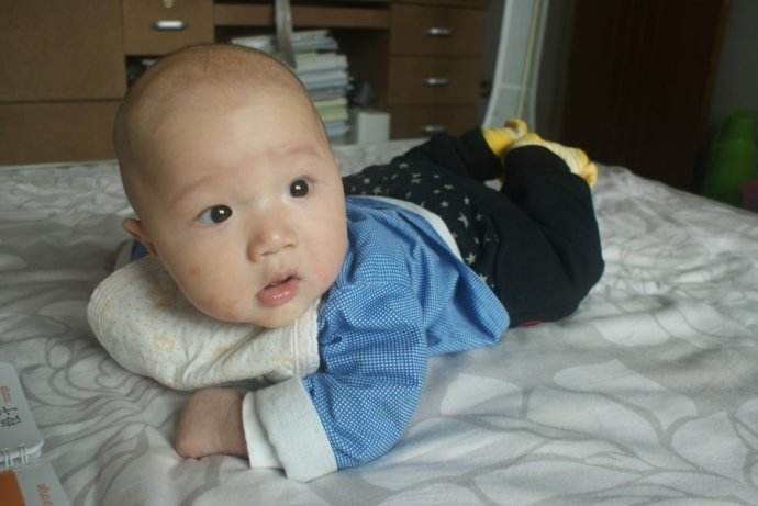 宝宝眉毛发红怎么回事,宝宝一急眉毛处就红怎么回事