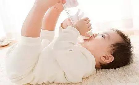 母乳不足能马上喝奶粉吗,月子里母乳不足正确的加奶粉方法