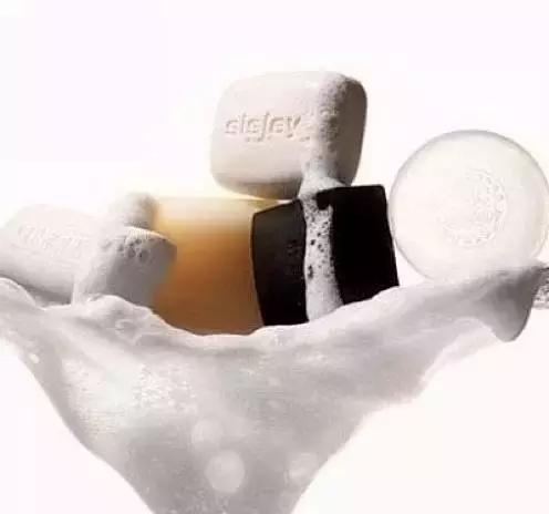 洗面奶跟洁面皂哪个好用些,洗面奶和洁面皂哪个比较好用