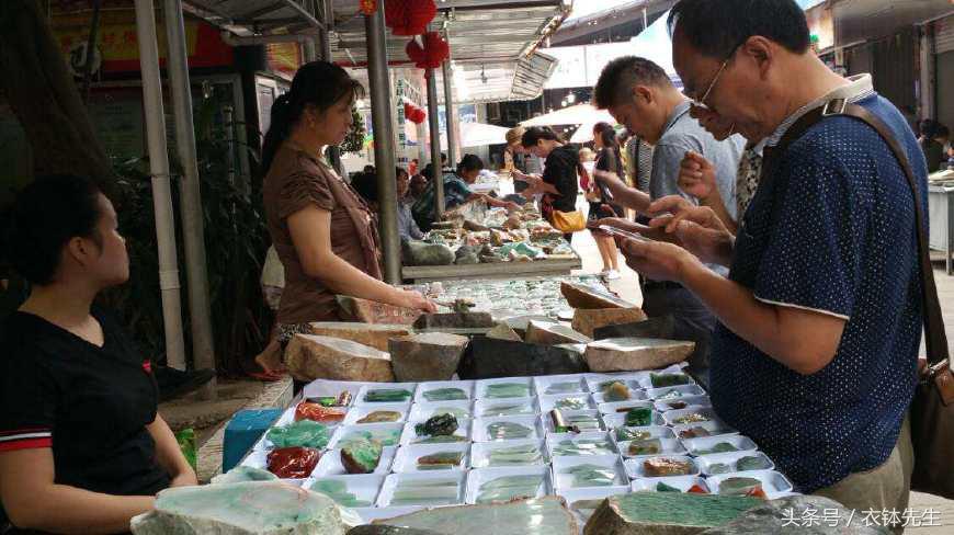 翡翠玉石鉴定价格表,普通人买翡翠玉石怎么分辨真假呀