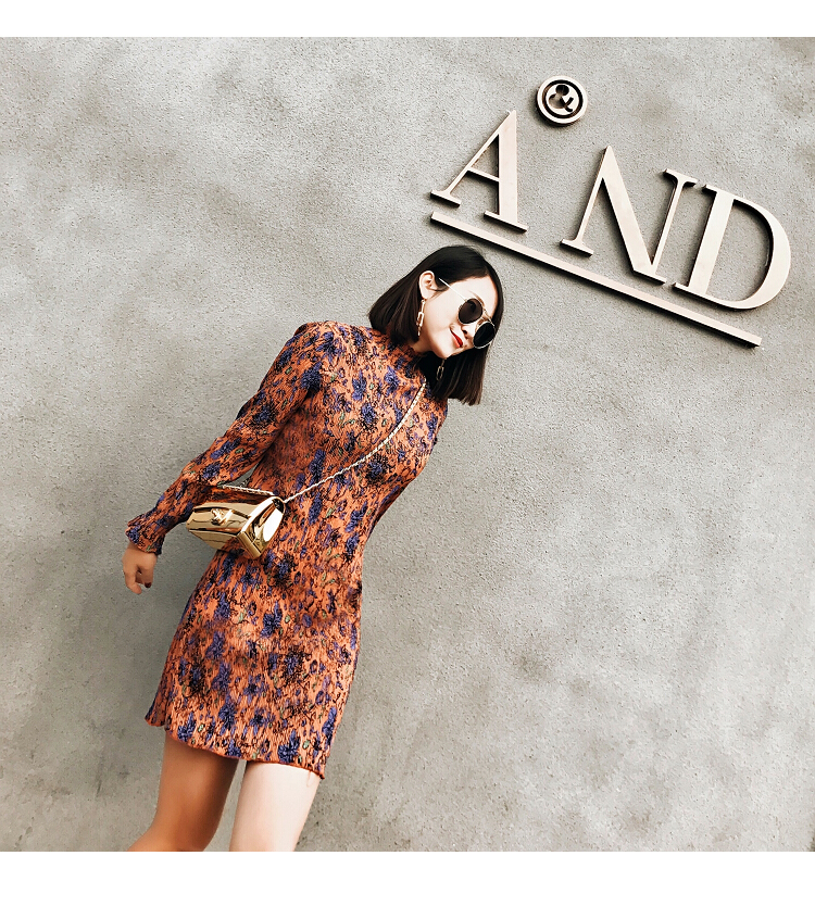 春天碎花连衣裙,春天红色碎花裙怎么搭配好看