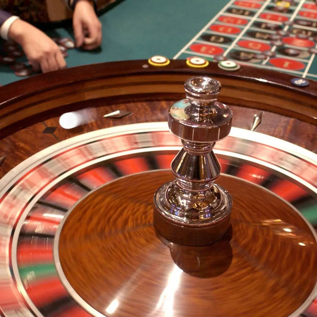 他放弃家族产业投身艺术，成为当今华人设计界的“钻石王老五”