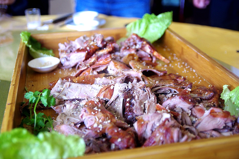 又一只外酥里嫩的烤全羊出炉了,这家的烤全羊最好吃又香又脆