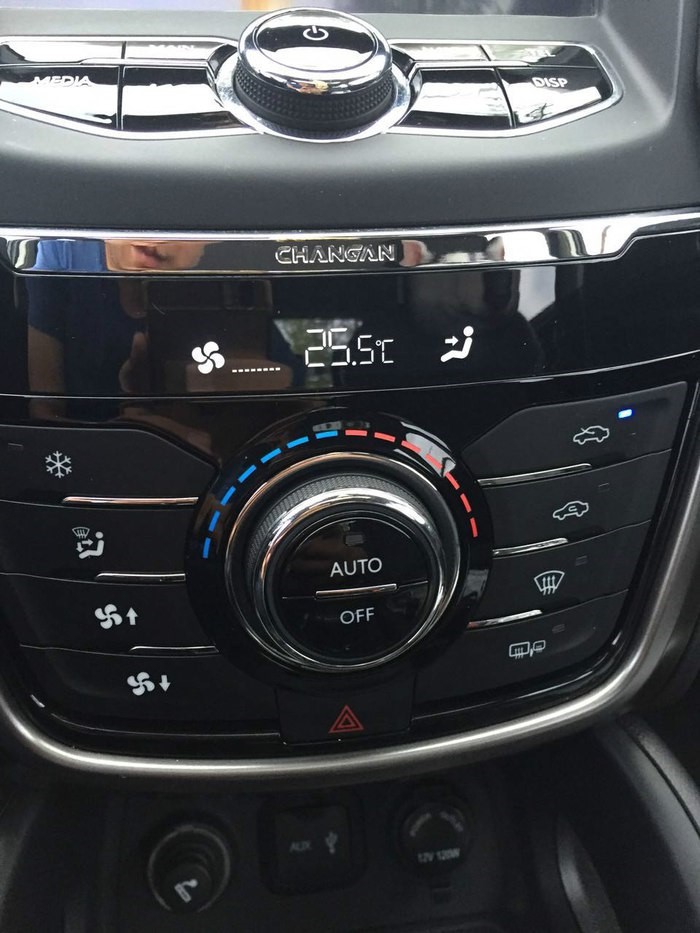 新款长安cs751.8t提车作业,长安cs751.4t豪华版用车成本参考