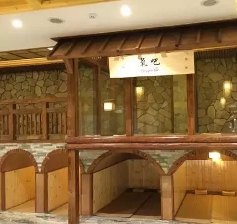 一起泡温泉的奢侈的享受,夏日一起泡温泉