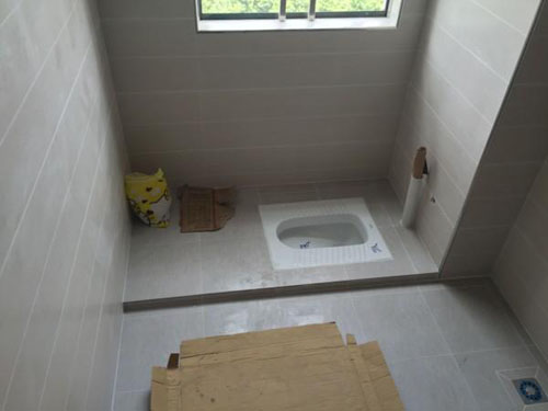 蹲厕是水电师傅装还是泥水师傅装,卫生间蹲坑没有堵塞但是下水很慢