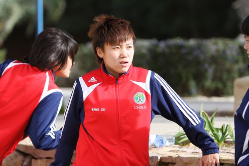 女足运动员16岁成为主力，24岁退役，一度摆地摊也不愿再踢球