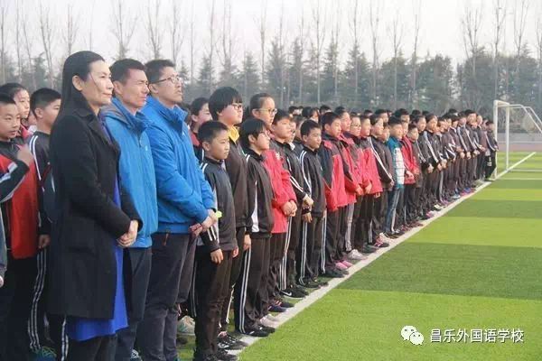 又一次校园足球比赛,校园足球比赛校长和教练在讨论