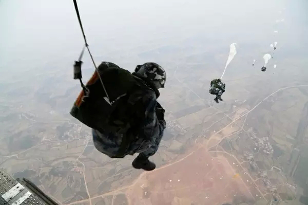 伞兵着陆后是如何处理降落伞？直接扔掉还是继续循环使用？