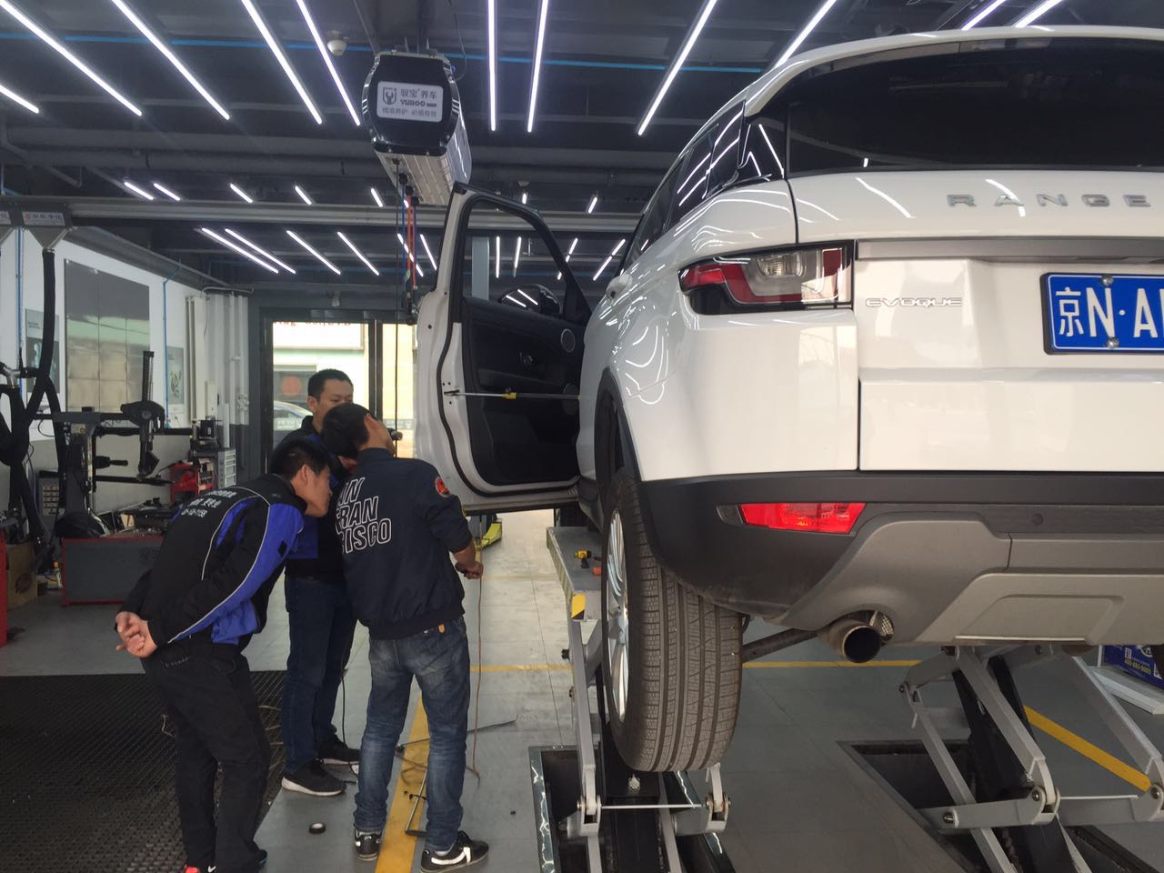 路虎极光修凹陷掉漆,新款路虎极光车门凹陷修复