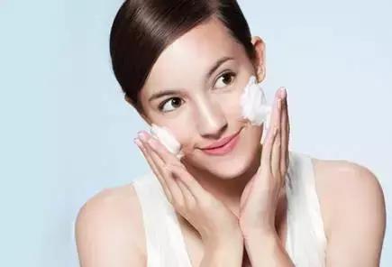 洁面皂与洗面奶洁面效果哪个好,洁面皂和洗面奶哪个对皮肤好些