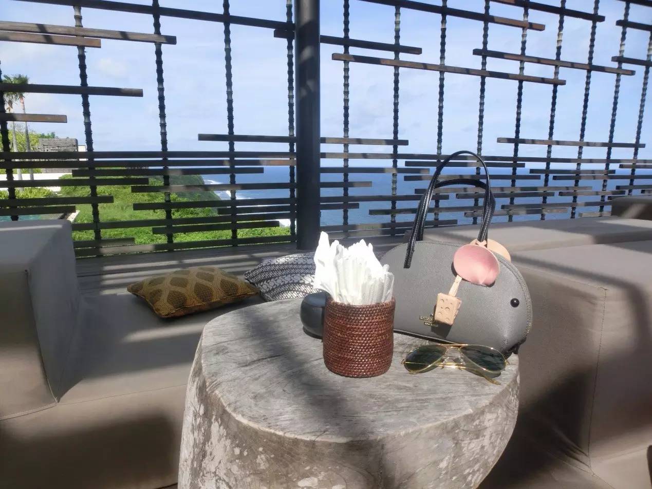 跟着艺术家学穿搭,跟艺术家学穿搭三组时髦颜色