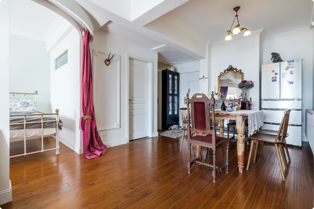 她凑来一堆二手家具,装了人生的第一套房子,关键还特别好看!