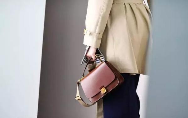 mk和蔻驰品牌属于什么档次,mk和蔻驰女包哪个料子更好