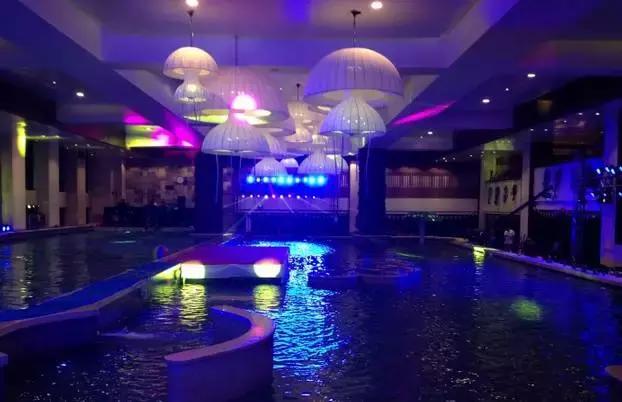 一起泡温泉的奢侈的享受,夏日一起泡温泉