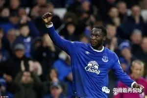 裁判员出示红牌警告有哪些情况,裁判给了自己一张红牌