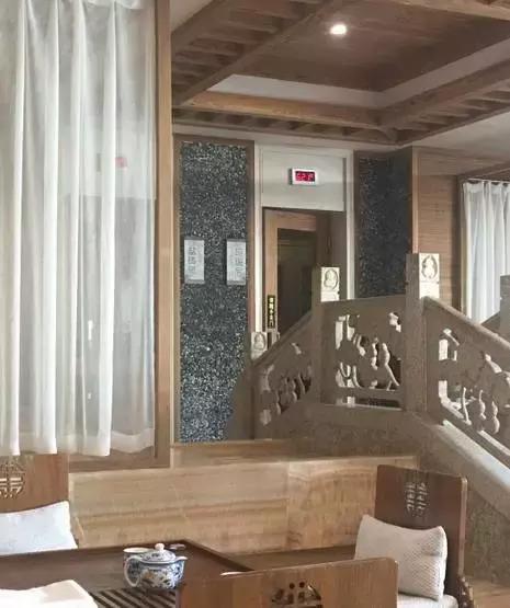 一起泡温泉的奢侈的享受,夏日一起泡温泉