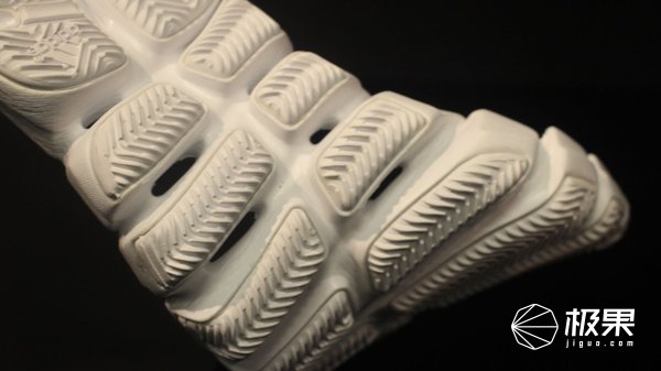 你从不注意的鞋底花纹，却成了乔丹科比封神的“秘密”
