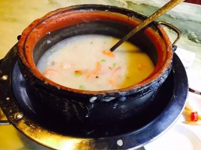 想走在有酒有肉的下沙街道，回忆无忧无虑的大学时光