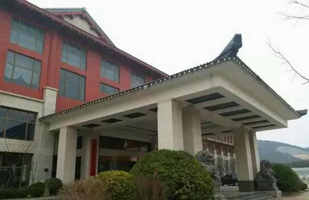 一起泡温泉的奢侈的享受,夏日一起泡温泉