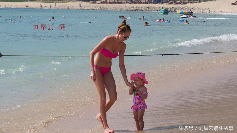 俄罗斯人三亚沙滩享受亲子日光浴好惬意,为人之母的洋妞有苗条的