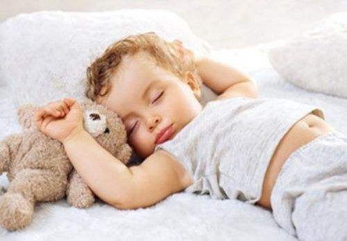 妈妈睡觉老是踢被子,宝宝晚上踢被子妈妈怎么发现