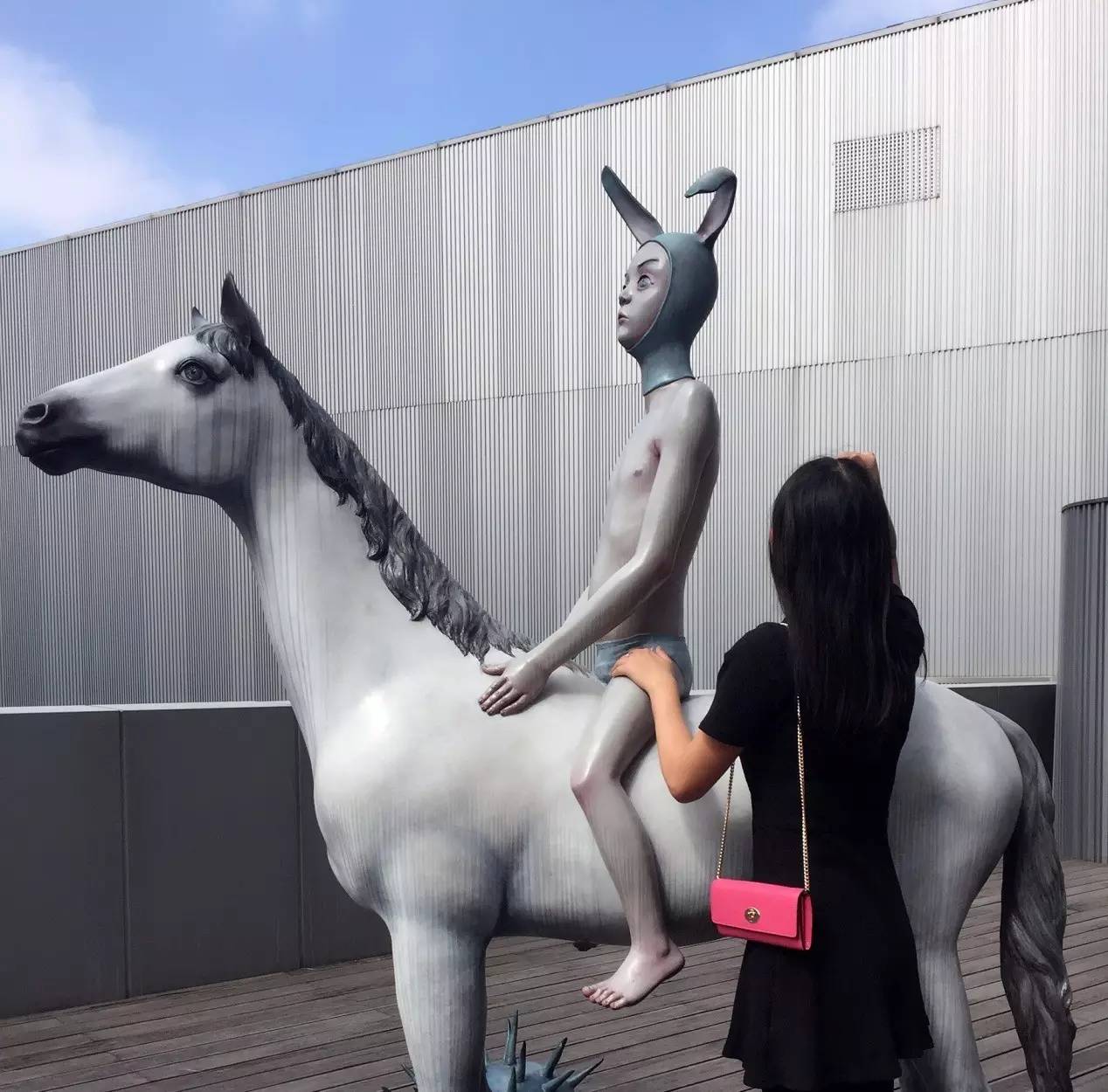 跟着艺术家学穿搭,跟艺术家学穿搭三组时髦颜色