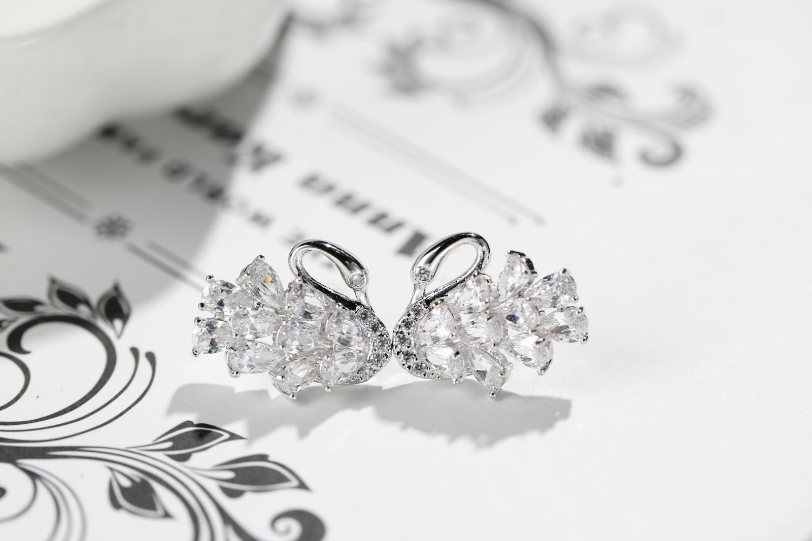 戴着耳钉怎么清洁耳洞,耳钉戴久了耳洞臭怎么解决