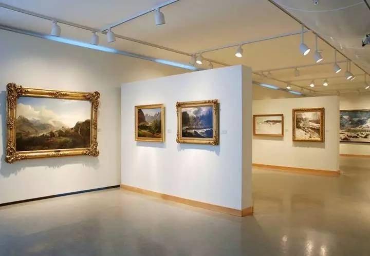 在山的那边海的那边有一群小红狗,在山的那边海的那边有一个蓝精灵