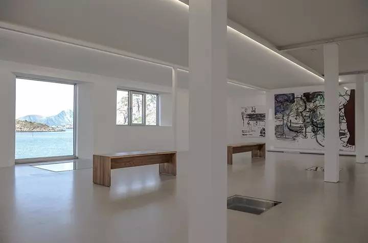 在山的那边海的那边有一群小红狗,在山的那边海的那边有一个蓝精灵