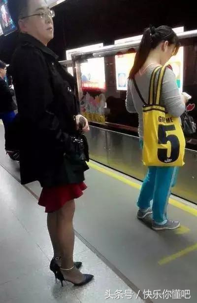 右手拇指指甲处断了一截,中指指甲突然断了意味着什么