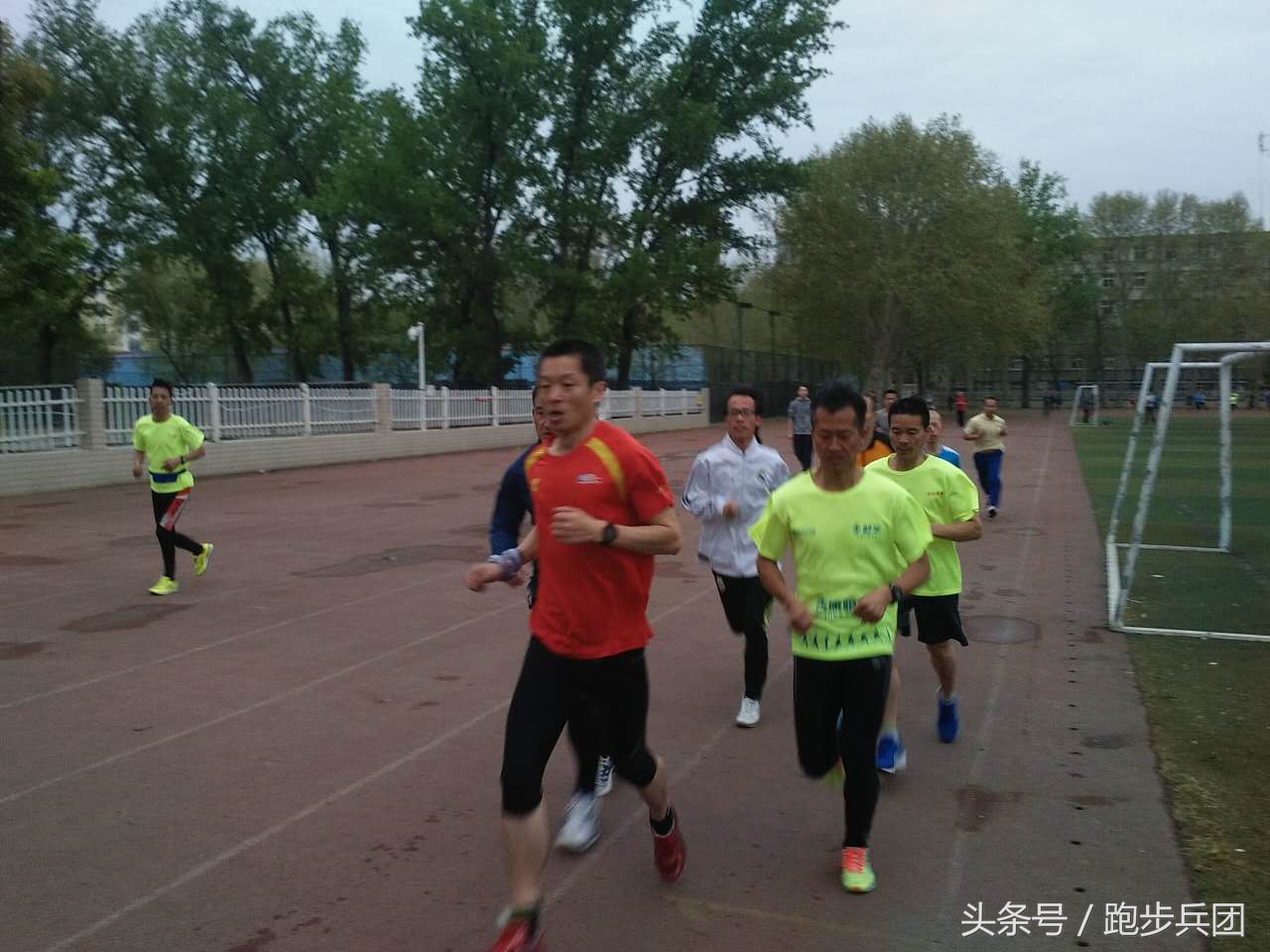 马拉松最佳步幅与身高比例,马拉松训练的方法与技巧