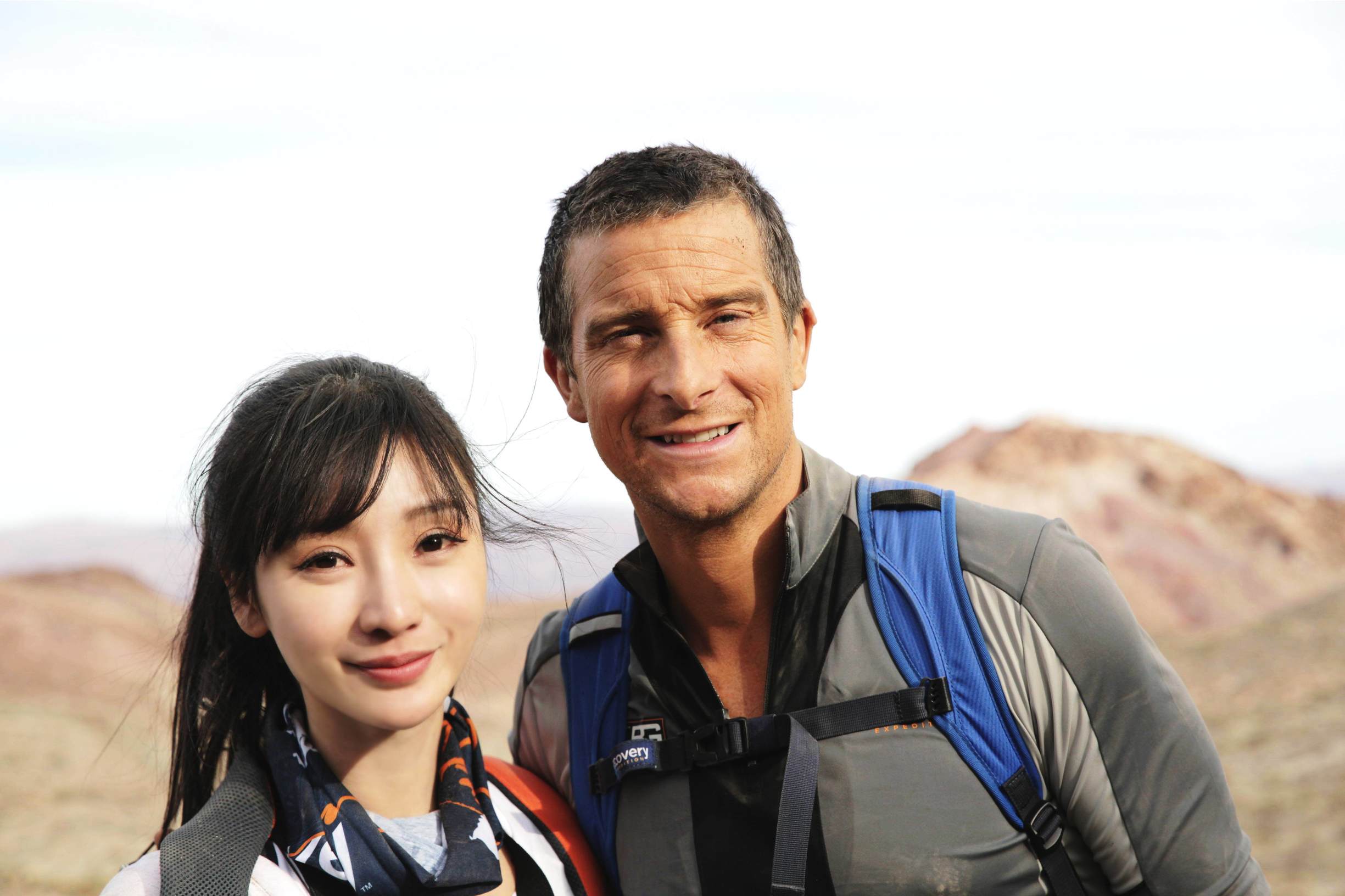 贝尔和柳岩吃蚯蚓,柳岩贝尔喝水