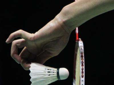 羽毛球双打发球发前场还是后场,羽毛球混双后场发球教学视频